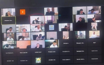 В Самарканде чиновник во время видеоселектора обнимал сидевшую у него на коленях сотрудницу