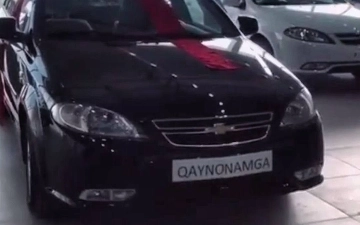 В Узбекистане мужчина подарил теще автомобиль – видео