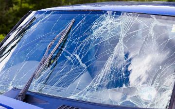 Рассказываем, как убрать сколы с лобового окна автомобиля