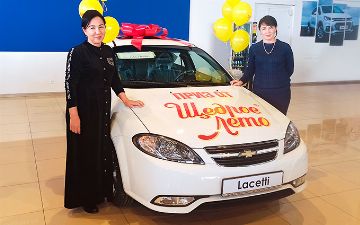 «Наши соседи, родственники всё время звонят и спрашивают, не верят, что это правда» —домохозяйка из Хивы выиграла новый Chevrolet Lacetti от «Щедрого Лета» и поделилась впечатлениями