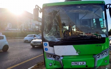В Ташкенте столкнулись автобус и две легковушки, пострадали четыре человека