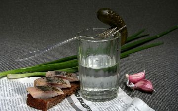 Врач рассказал, можно ли лечить коронавирус парами водки