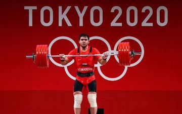 У Узбекистана золото: тяжелоатлет Акбар Джураев занимает первое место в турнирной таблице - видео