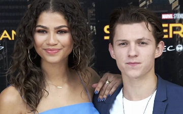 Зендея показала золотое кольцо с инициалами Тома Холланда