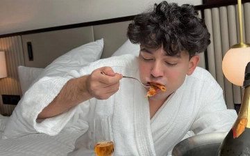 Блогер Озод Хурамов станцевал для пользователей в банном полотенце