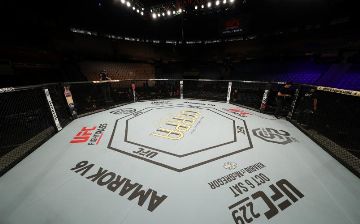 Бывший чемпион UFC дебютирует в легком весе