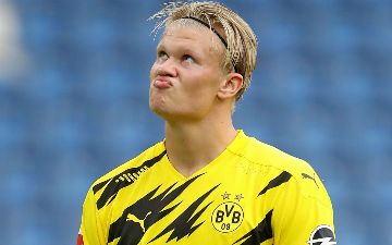 Эрлинг Холанд не покинет «Боруссию». Директор клуба рассказал почему