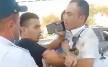 В Ургенче водитель Malibu не подчинился инспекторам ДПС и полез в драку 