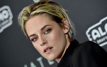 Звезда фильма «Сумерки» Кристен Стюарт вышла в свет в новом образе, удивив своих поклонников