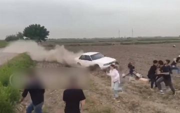 В Ташобласти машина вылетела с дороги и чуть не въехала в людей — видео