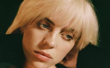 Билли Айлиш поцеловала флаг Украины на концерте — видео