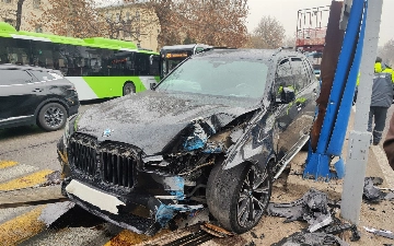 В Ташкенте водитель BMW X7 влетел в фонарный столб, пострадали три человека 
