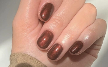 Каштановые ногти — самый уютный тренд маникюра на осень
