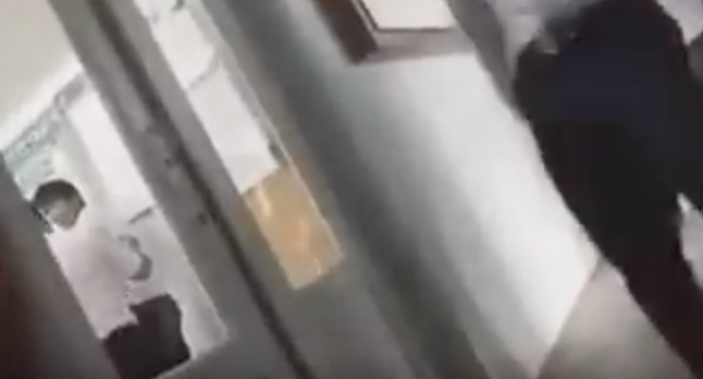 В Узбекистане школьники записали на видео жестокое избиение одноклассника преподавателем