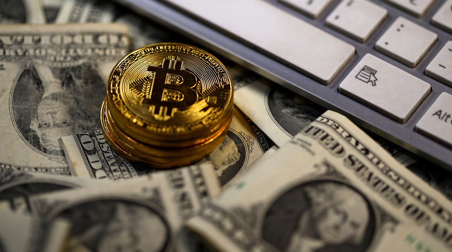 Биткоин за сутки потерял более $1200