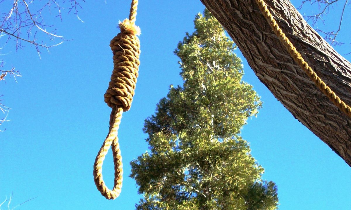 В Кашкадарье выпивший мужчина убил жену и повесился сам