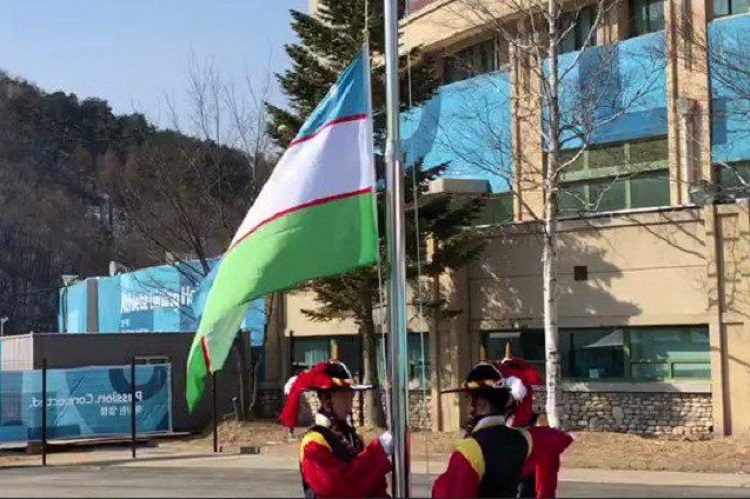 В Олимпийской деревне подняли флаг Узбекистана